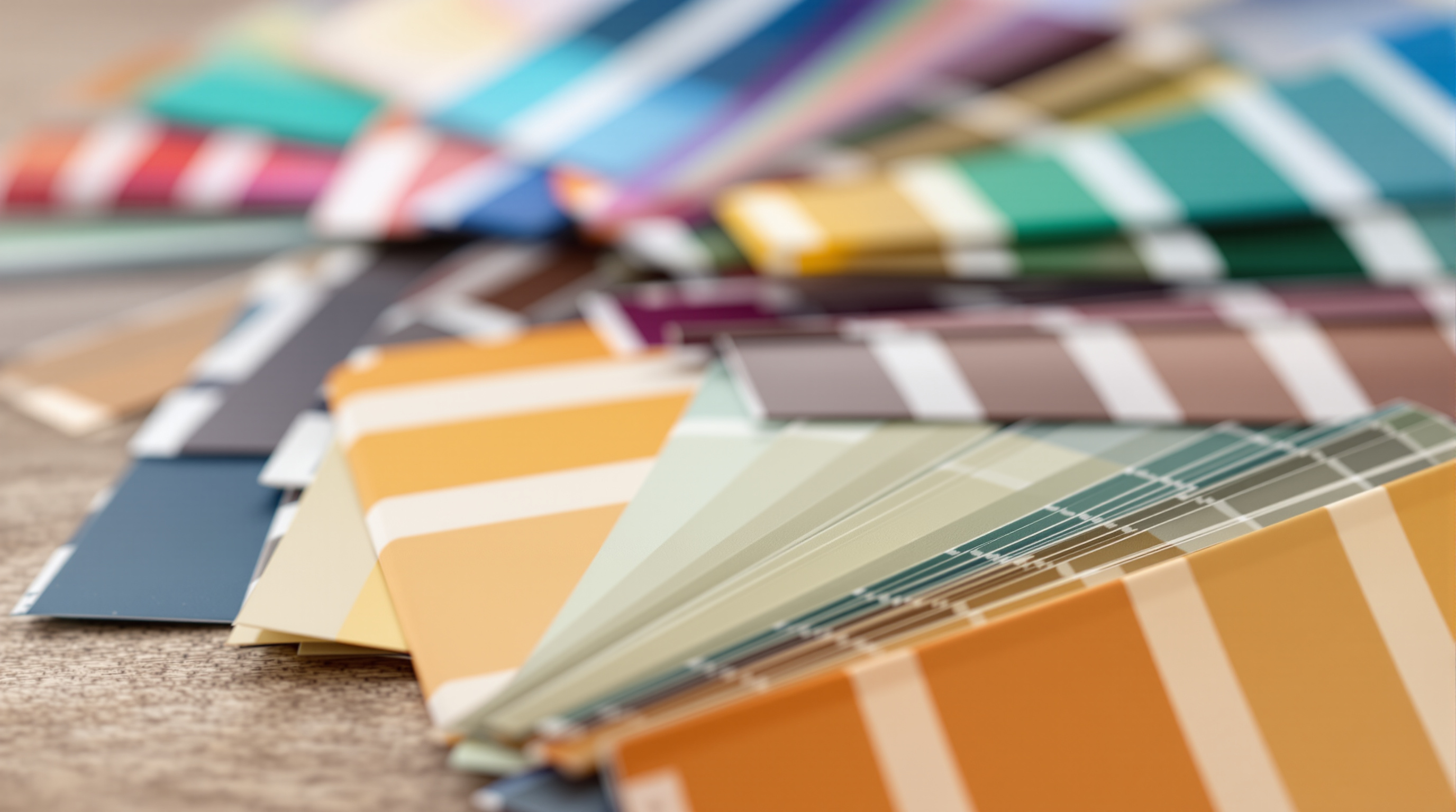 Salon avec mur bleu électrique et accents cuivrés — inspiration 2026